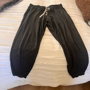 Vuori dark heather grey performance joggers size small - gently loved!